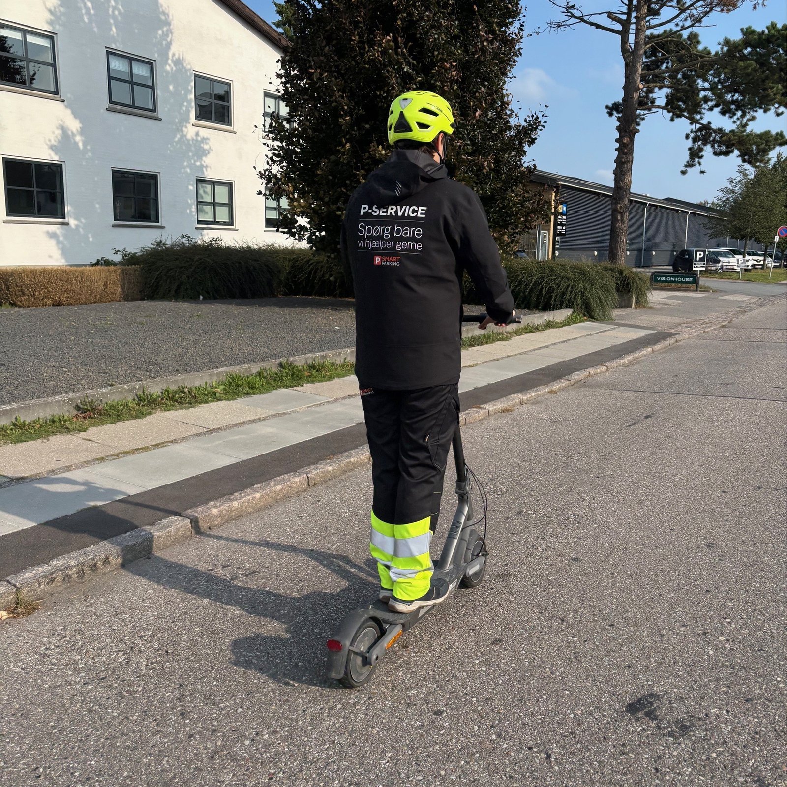 Parkeringsvagt laver parkeringskontrol på løbehjul