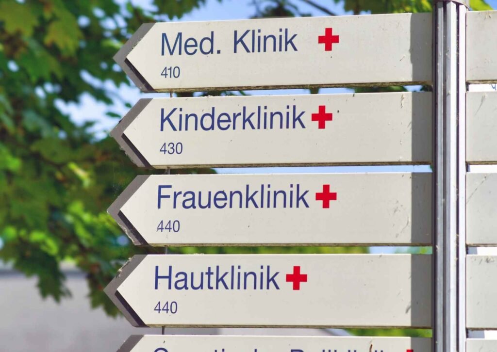 "Tu as trouvé une place de parking?" demande le patient à l’hôpital à son visiteur