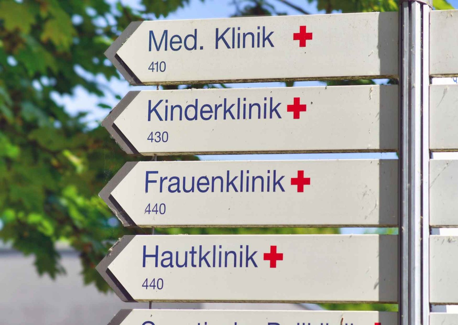 „Hast Du einen Parkplatz gefunden?“, fragt der Patient im Krankenhaus den Besucher